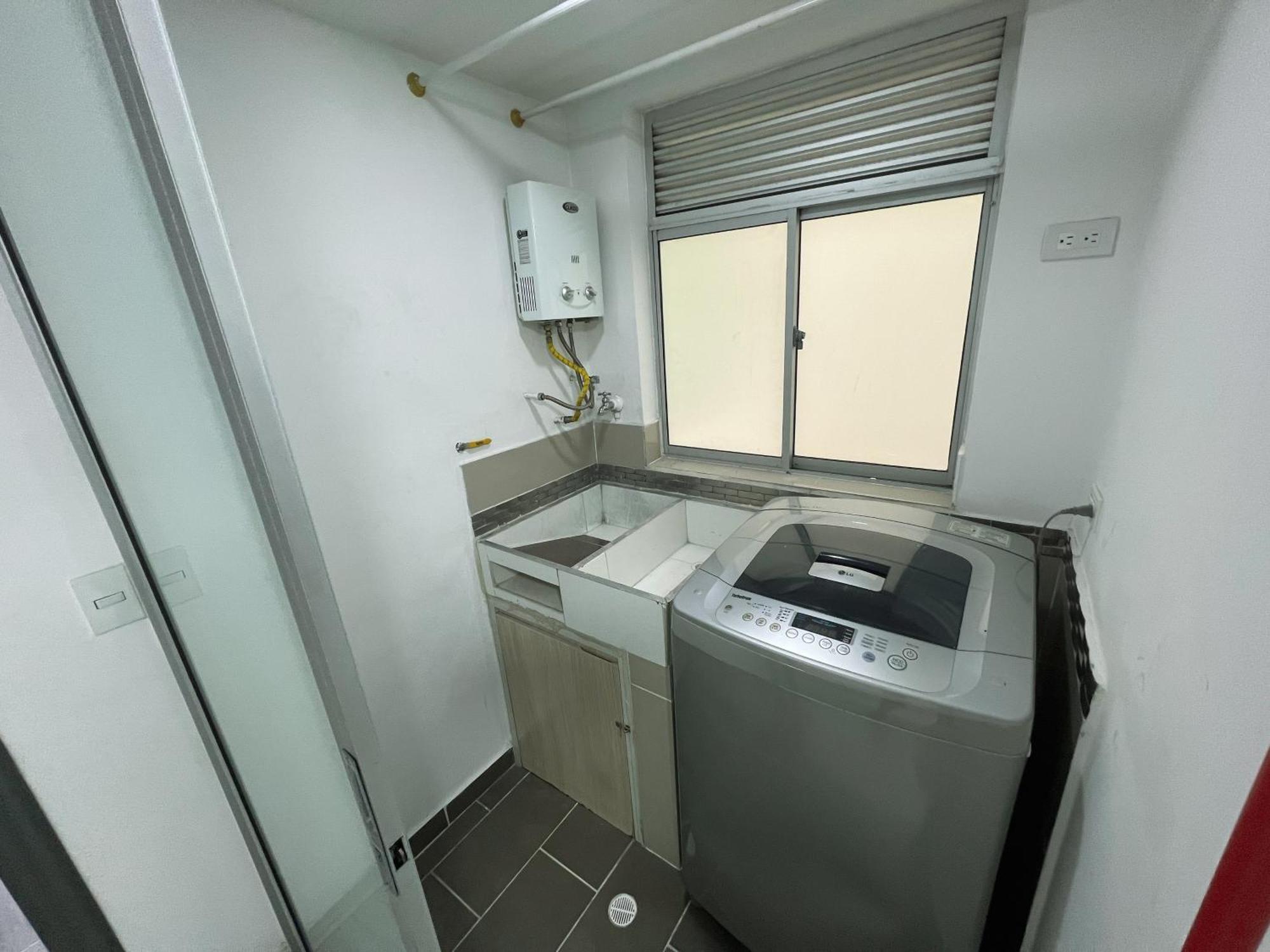 Apartamento Comodo Y Amplio En Laureles Medellín