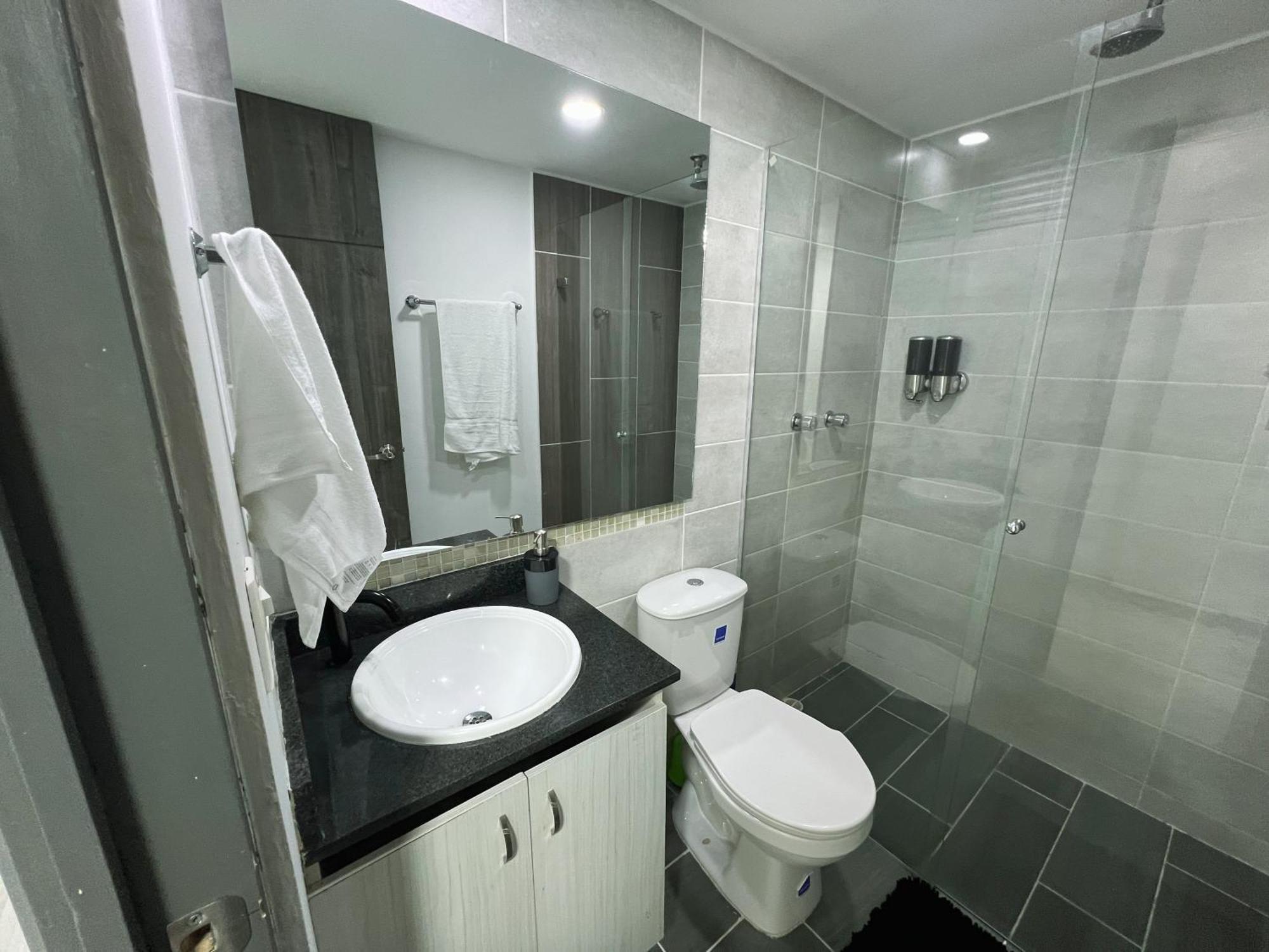 Apartamento Comodo Y Amplio En Laureles